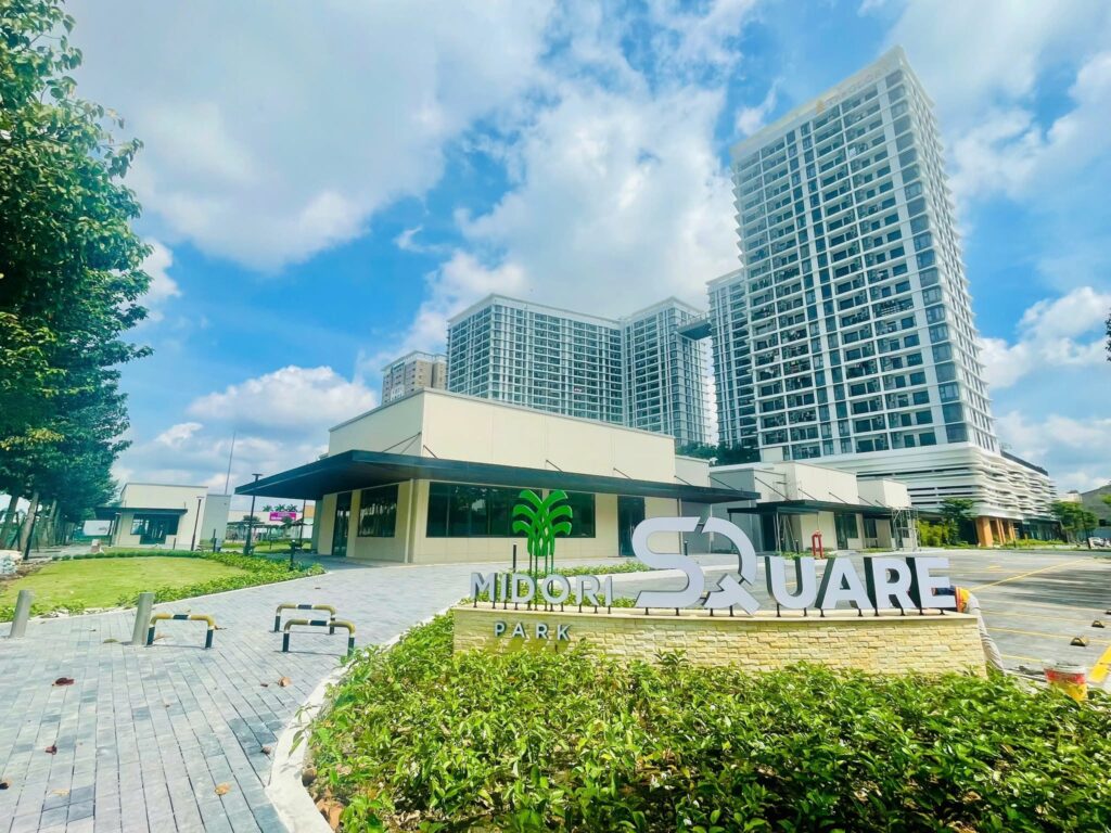 Tháng 10 vừa qua, Kiến Đại Phát đã chính thức bàn giao dự án Midori Park Square Extension cho Chủ đầu tư Becamex Tokyu. Dự án có tổng diện tích xây dựng 18.612 m², tọa lạc trên trục đường Lý Thái Tổ – vị trí trung tâm của phường Bình Dương. Công trình bao gồm siêu thị tinh gọn AEON cùng tổ hợp nhà hàng đa phong cách, quán cà phê ngoài trời, khu vui chơi trẻ em và không gian sinh hoạt cộng đồng, mang đến hệ tiện ích hiện đại cho cư dân và khu vực lân cận. Trong bối cảnh thời tiết mưa bão thất thường và yêu cầu tiến độ gấp rút, đội ngũ kỹ sư – công nhân Kiến Đại Phát đã nỗ lực thi công liên tục, đảm bảo công trình hoàn thành đúng tiến độ và đạt tiêu chuẩn chất lượng. Với thiết kế hiện đại và tiện ích đa dạng, Midori Park Square Extension không chỉ tạo điểm nhấn cho khu vực Bình Dương mà còn thể hiện năng lực thi công và uy tín của Kiến Đại Phát trong những dự án đòi hỏi chất lượng cao và tiến độ khắt khe.