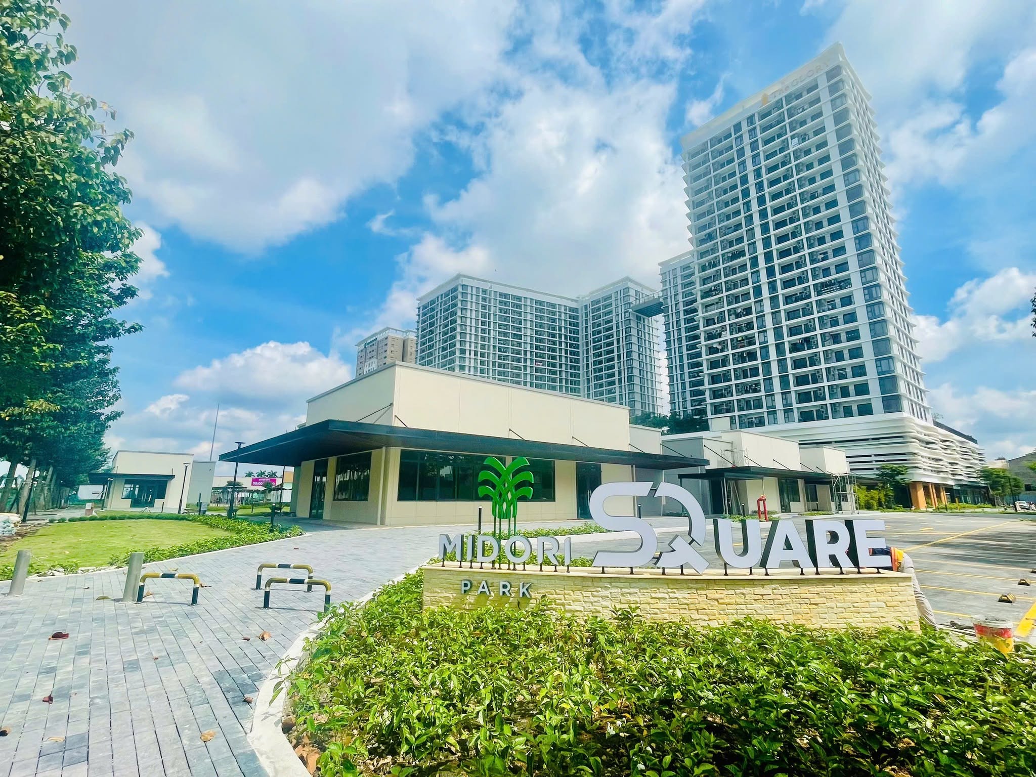 Tháng 10 vừa qua, Kiến Đại Phát đã chính thức bàn giao dự án Midori Park Square Extension cho Chủ đầu tư Becamex Tokyu. Dự án có tổng diện tích xây dựng 18.612 m², tọa lạc trên trục đường Lý Thái Tổ – vị trí trung tâm của phường Bình Dương. Công trình bao gồm siêu thị tinh gọn AEON cùng tổ hợp nhà hàng đa phong cách, quán cà phê ngoài trời, khu vui chơi trẻ em và không gian sinh hoạt cộng đồng, mang đến hệ tiện ích hiện đại cho cư dân và khu vực lân cận. Trong bối cảnh thời tiết mưa bão thất thường và yêu cầu tiến độ gấp rút, đội ngũ kỹ sư – công nhân Kiến Đại Phát đã nỗ lực thi công liên tục, đảm bảo công trình hoàn thành đúng tiến độ và đạt tiêu chuẩn chất lượng. Với thiết kế hiện đại và tiện ích đa dạng, Midori Park Square Extension không chỉ tạo điểm nhấn cho khu vực Bình Dương mà còn thể hiện năng lực thi công và uy tín của Kiến Đại Phát trong những dự án đòi hỏi chất lượng cao và tiến độ khắt khe.