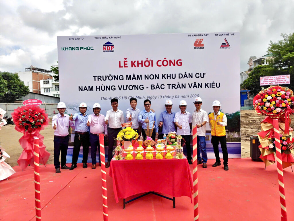 Ngày 19/05/2026, Công ty TNHH MTV Xây Dựng Thương Mại Trang Trí Kiến Đại Phát (KDP) đã long trọng tổ chức Lễ khởi công Dự án Trường Mầm non Khu dân cư Nam Hùng Vương – Bắc Trần Văn Kiểu tại Khu dân cư Nam Hùng Vương, phường An Lạc, TP. Hồ Chí Minh. Buổi lễ diễn ra trong không khí trang trọng, phấn khởi và đầy kỳ vọng với sự hiện diện của đại diện Chủ đầu tư – Công ty TNHH MTV Đầu tư Kinh doanh Nhà Khang Phúc, Tư vấn giám sát Cideco cùng tập thể cán bộ nhân viên KDP. Đây không chỉ là dấu mốc khởi đầu cho một dự án mới mà còn là công trình mang ý nghĩa xã hội sâu sắc, góp phần hoàn thiện hạ tầng giáo dục và tạo điều kiện học tập tốt hơn cho các em nhỏ trong khu vực. KDP trân trọng cảm ơn Chủ đầu tư Khang Phúc đã tin tưởng lựa chọn chúng tôi là đơn vị đồng hành trong dự án ý nghĩa này. Chúng tôi tin rằng sự hợp tác hôm nay sẽ là nền tảng cho nhiều dự án thành công trong tương lai, cùng kiến tạo những công trình chất lượng và giá trị bền vững cho cộng đồng 🌱🌱